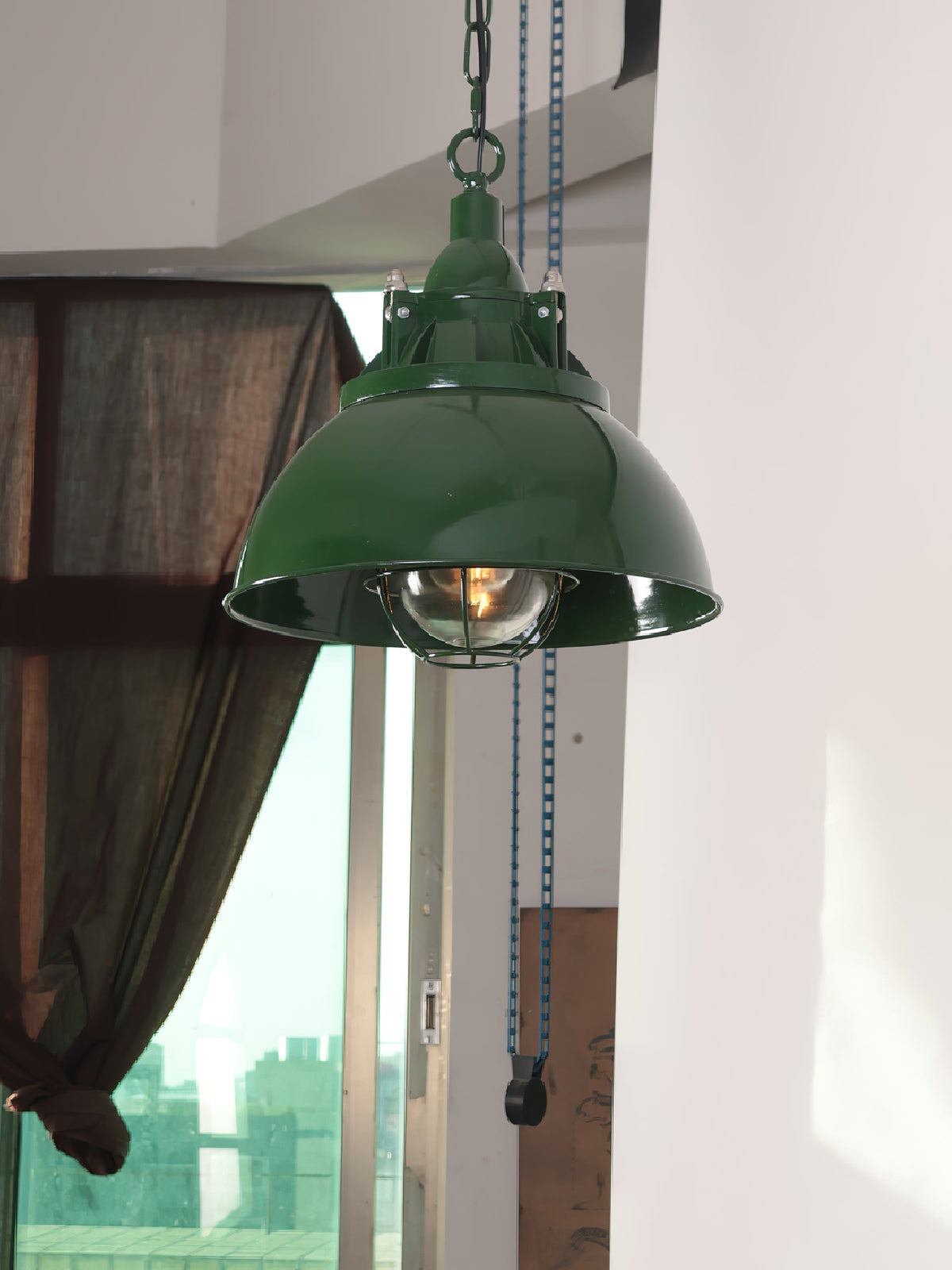 Lampa Wisząca Industrialna Vintage z Kloszem i Kratką Ochronną