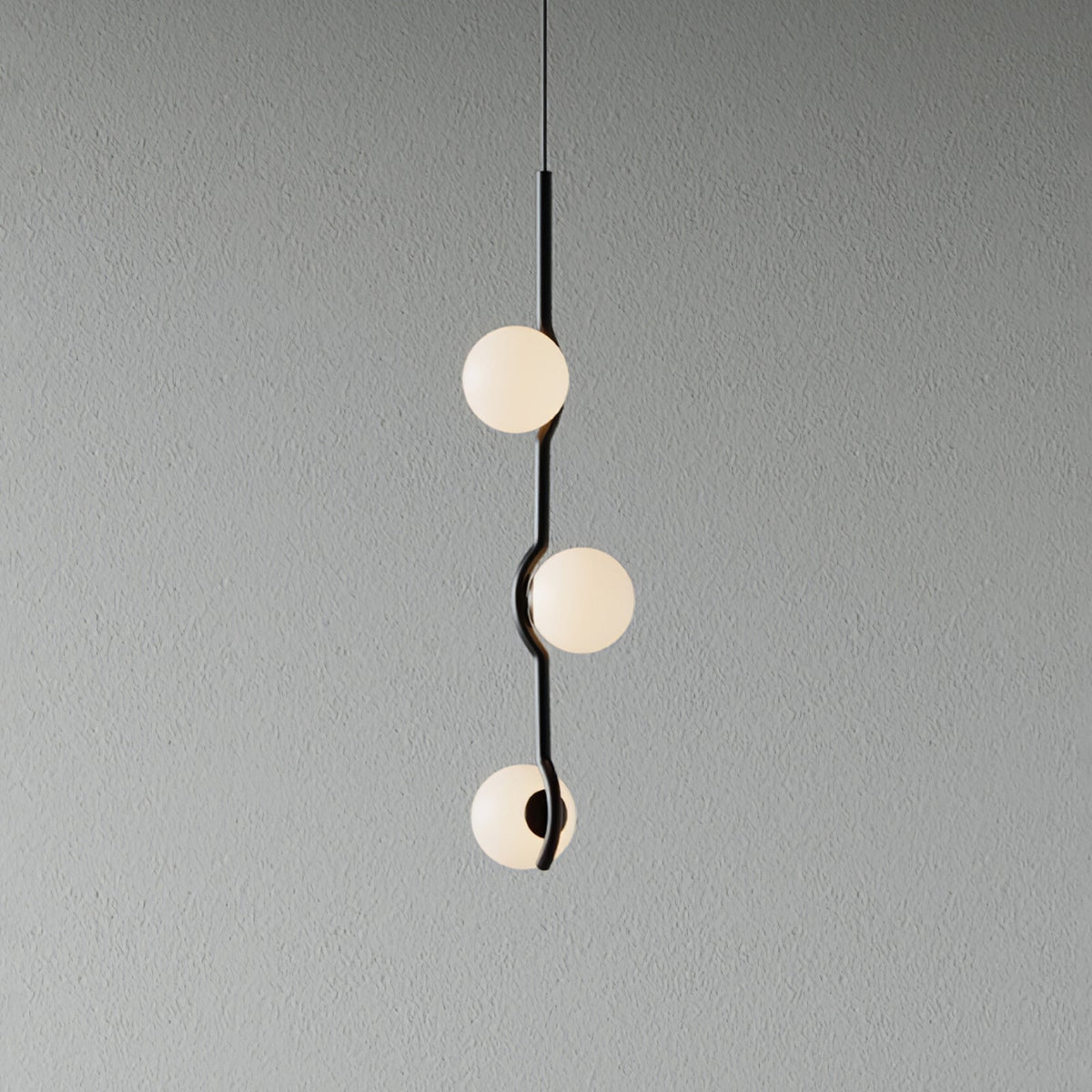 Lampa Wisząca Asymetryczna z Białymi Kulistymi Kloszami