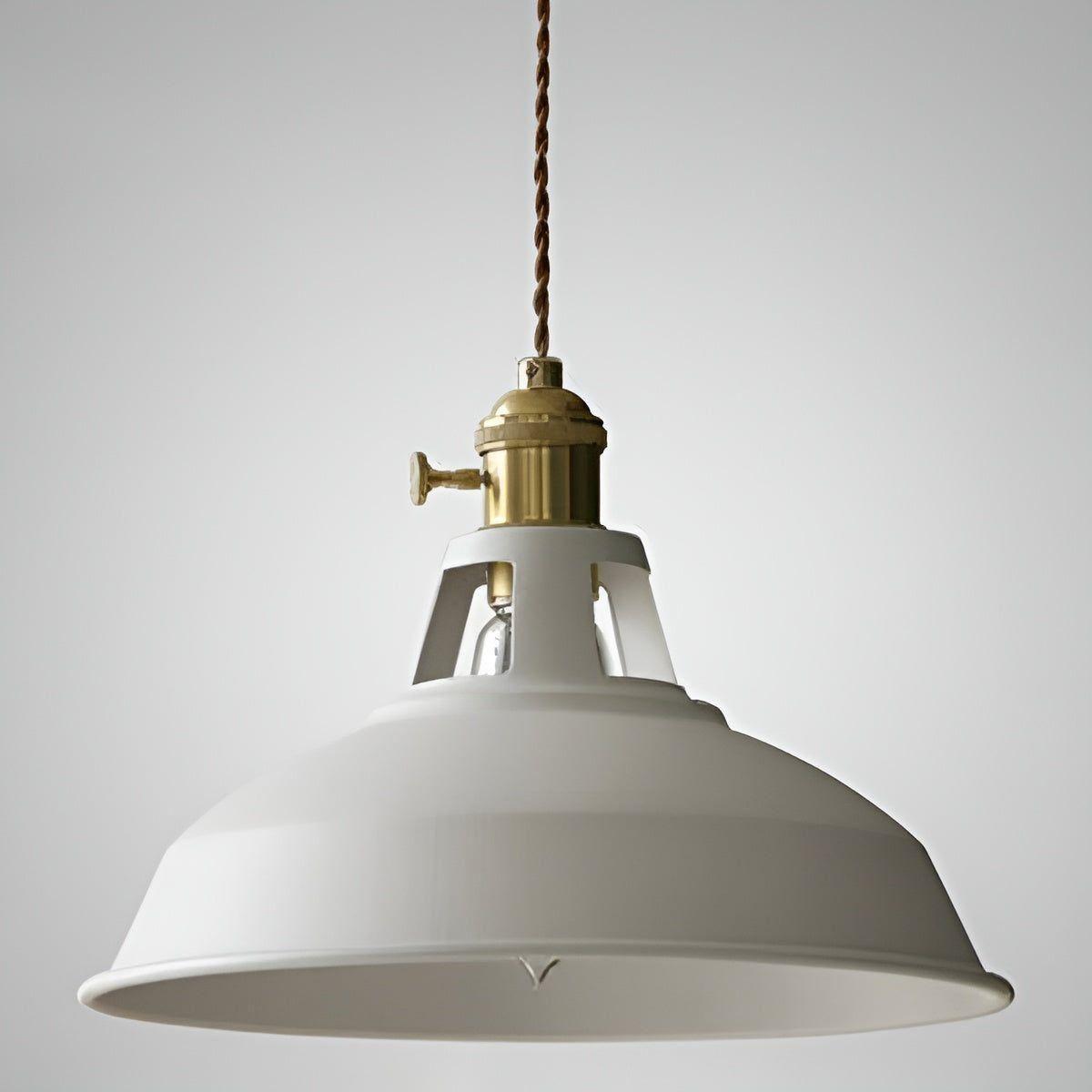 Industrialna Lampa Wisząca z Okrągłym Metalowym Kloszem i Skręconym Przewodem