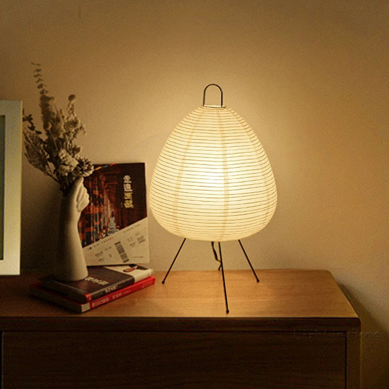 Lampa Stołowa Japandi z Papierowym Kloszem na Trójnogu