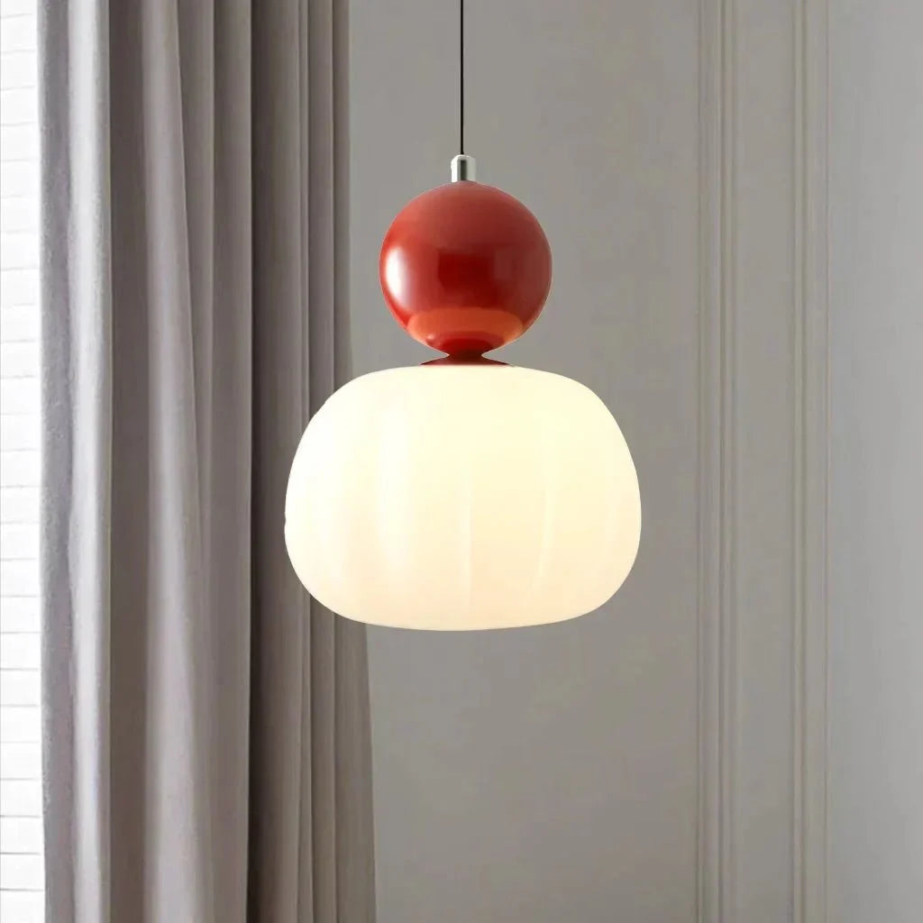 Lampa Wisząca Modernistyczna z Kulistym Detalem i Mlecznym Kloszem