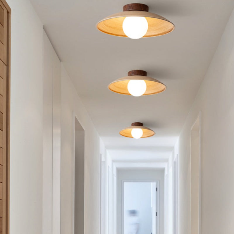 Lampa Sufitowa Skandynawska z Drewnianym Detalem i Kulistym Kloszem