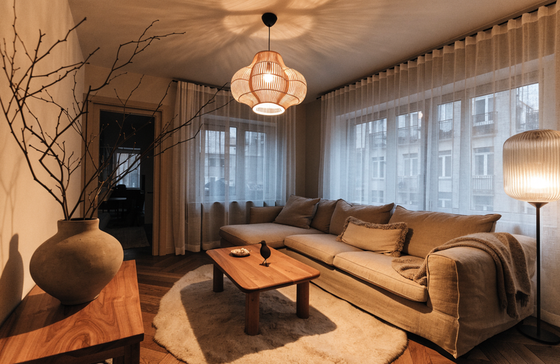 Przytulny salon z ciepłym światłem lamp