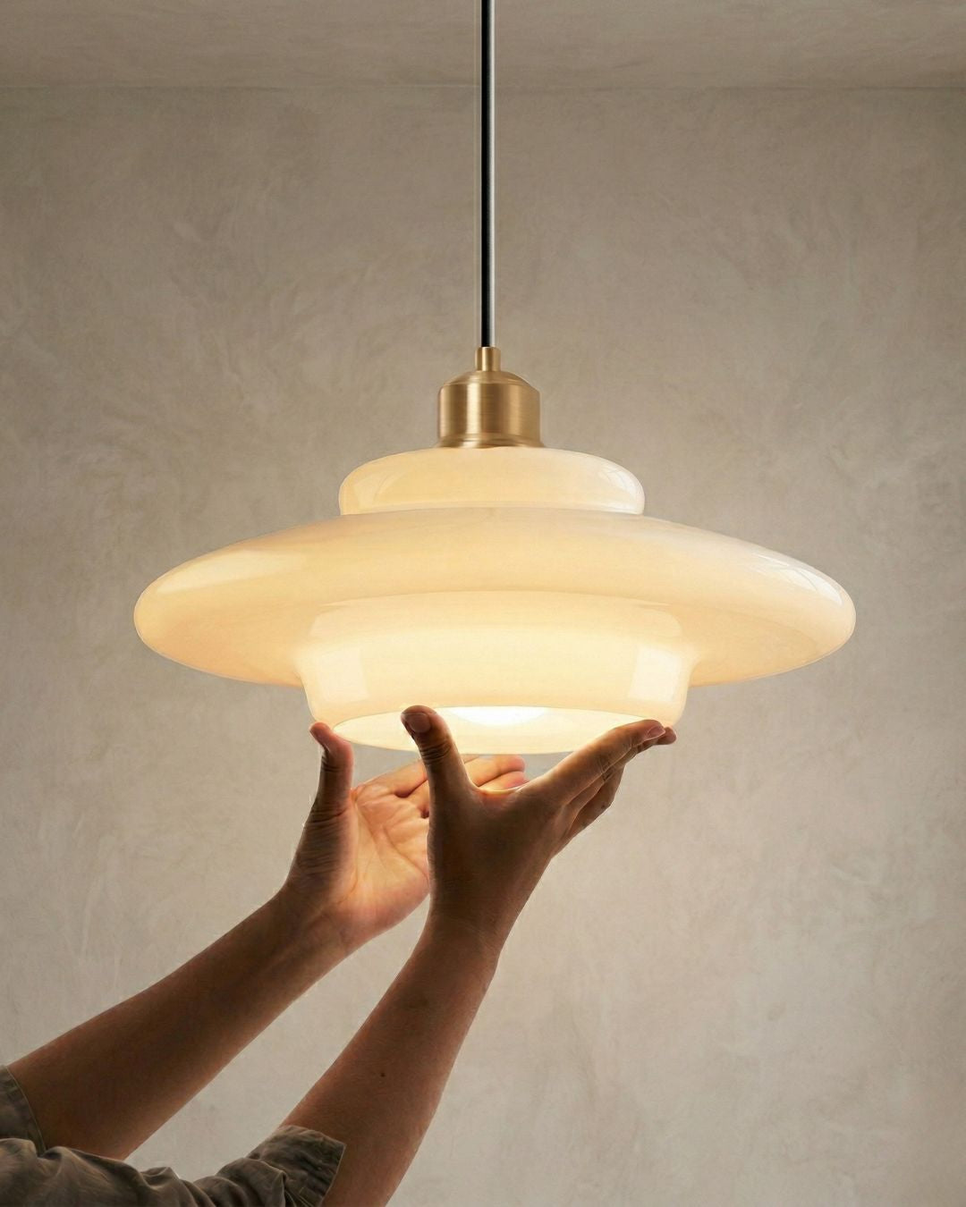 Lampa Wisząca Mid-Century z Opałowym Szklanym Kloszem