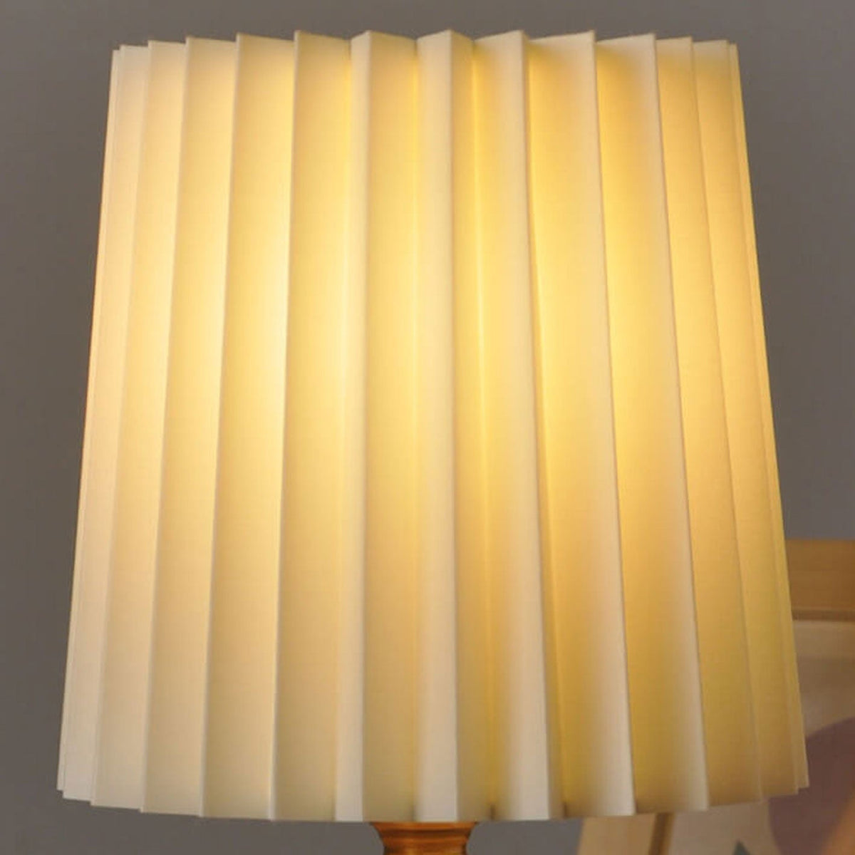 Lampka Stołowa Japandi z Plisowanym Kloszem i Drewnianą Podstawą - 6