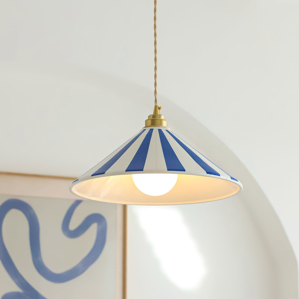 Lampa Wisząca Stożkowa w Paski z Mosiężnym Mocowaniem - Niebiesko-biały