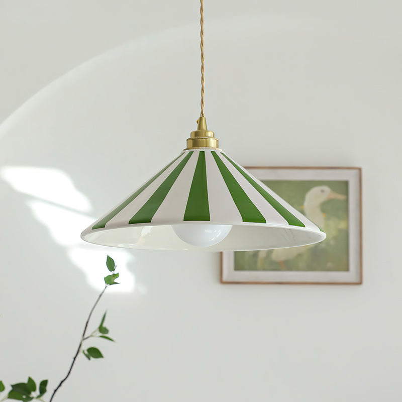 Lampa Wisząca Stożkowa w Paski z Mosiężnym Mocowaniem