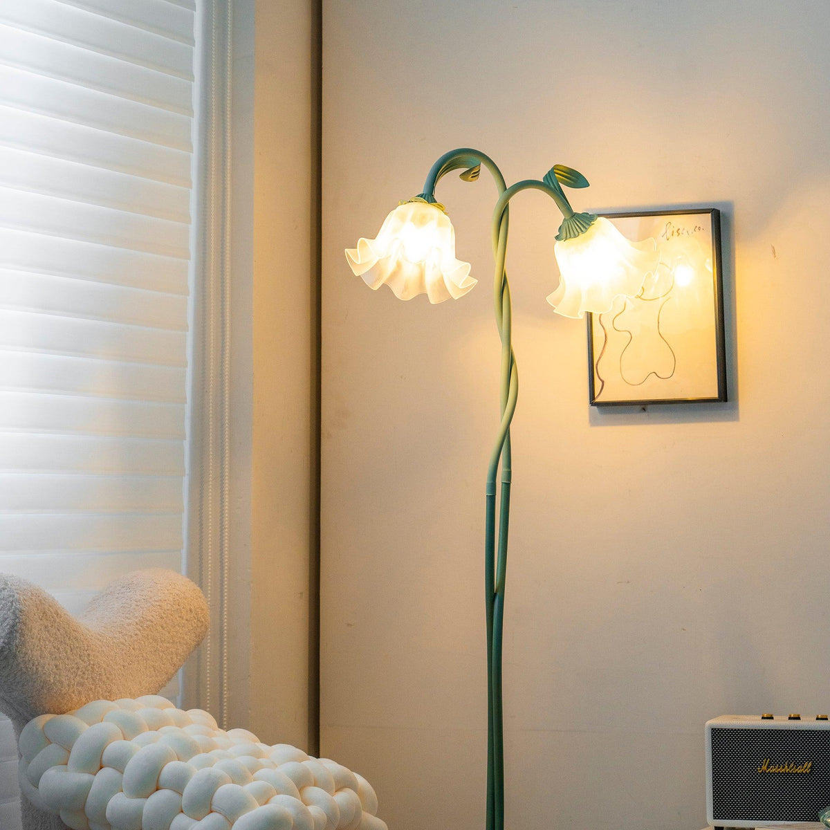 Lampa Podłogowa Kwiatowa z Białymi Kloszami