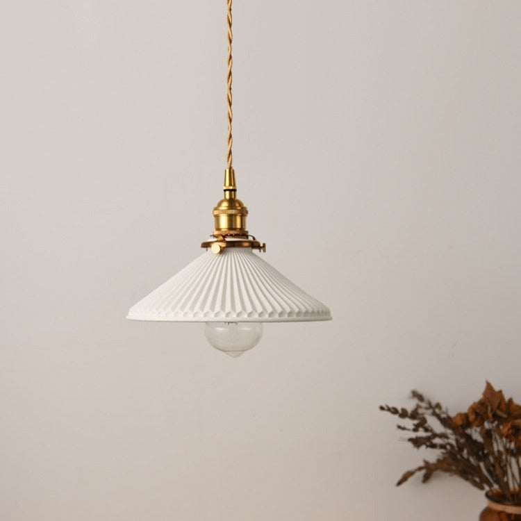 Lampa Wisząca Retro z Białym Ceramicznym Kloszem