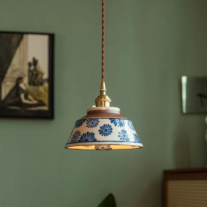 Lampa Wisząca Ceramiczna z Ręcznie Malowanym Kloszem Kwiatowym - Niebieskie stokrotki