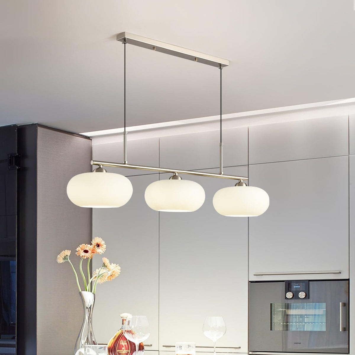 Lampa Wisząca Liniowa z Trzema Mlecznymi Kloszami