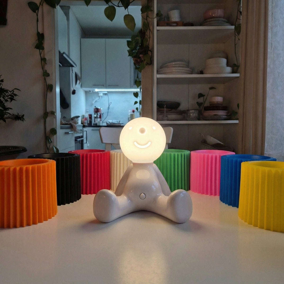 Lampa Stołowa LED Figurka z Plisowanym Kloszem - 12