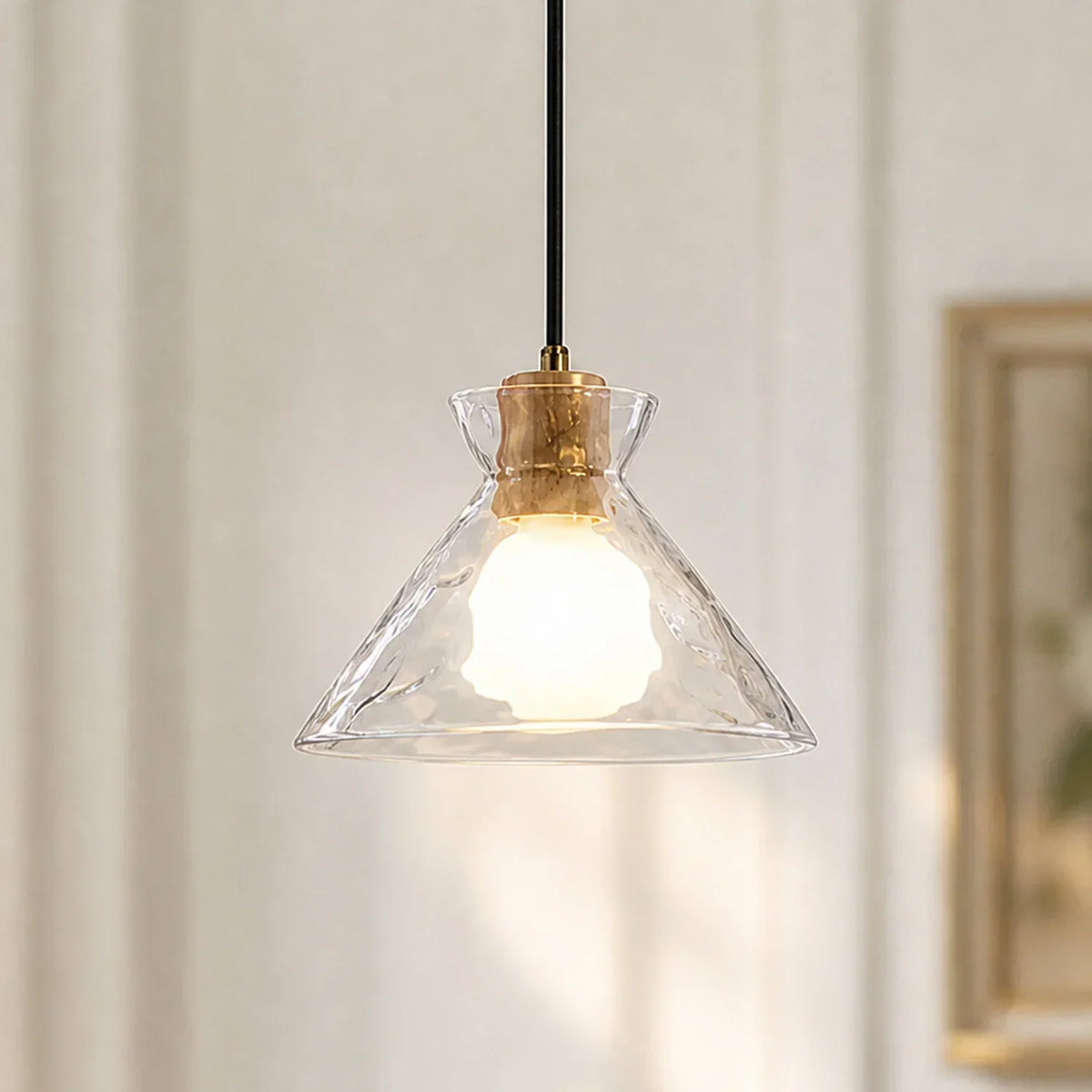 Lampa Wisząca z Młotkowanego Szkła z Drewnianymi Akcentami - Przezroczyste szkło