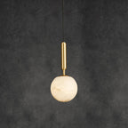 Lampa Wisząca Art Deco z Kulistym Alabastrowym Kloszem - Mosiądz i Biały Alabaster
