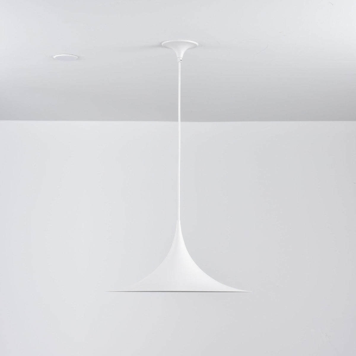 Lampa Wisząca Minimalistyczna z Rzeźbiarskim Kloszem - 25