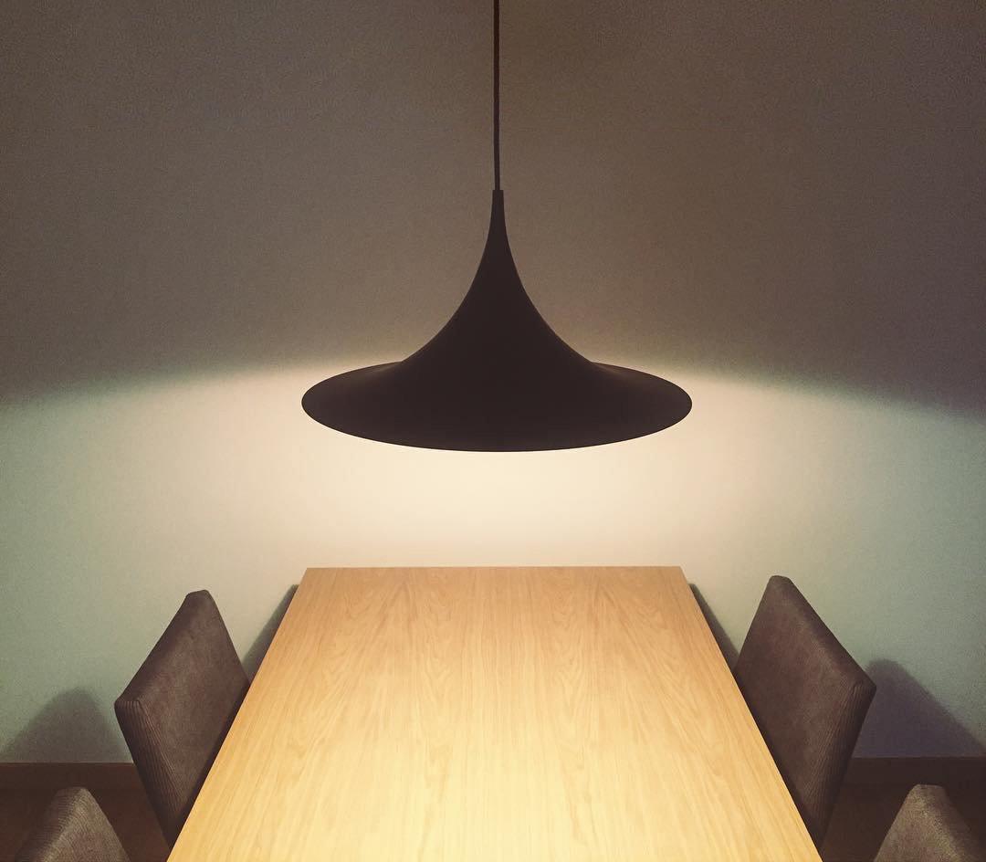 Lampa Wisząca Minimalistyczna z Rzeźbiarskim Kloszem