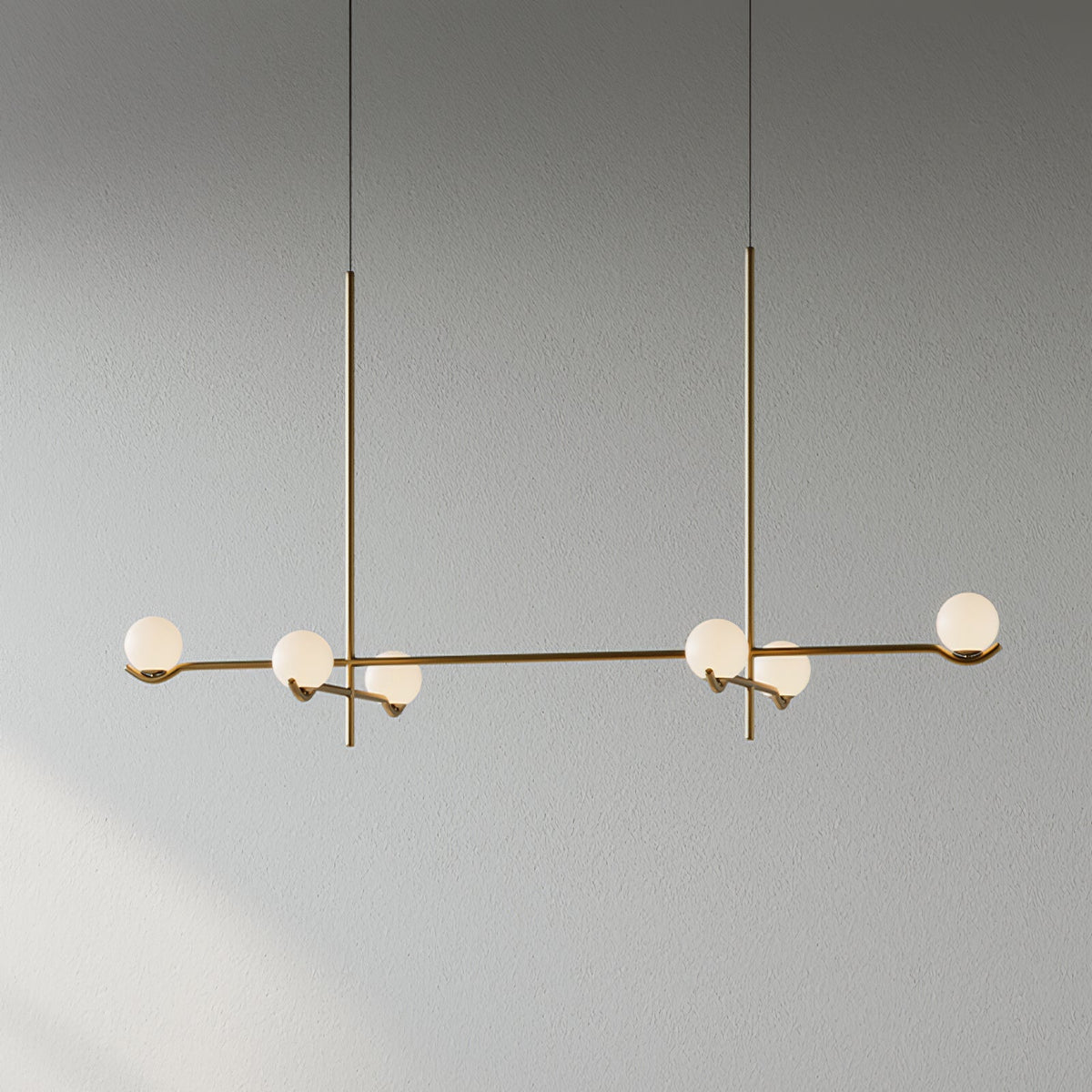 Lampa Wisząca Asymetryczna z Białymi Kulistymi Kloszami - Złoty/Biały