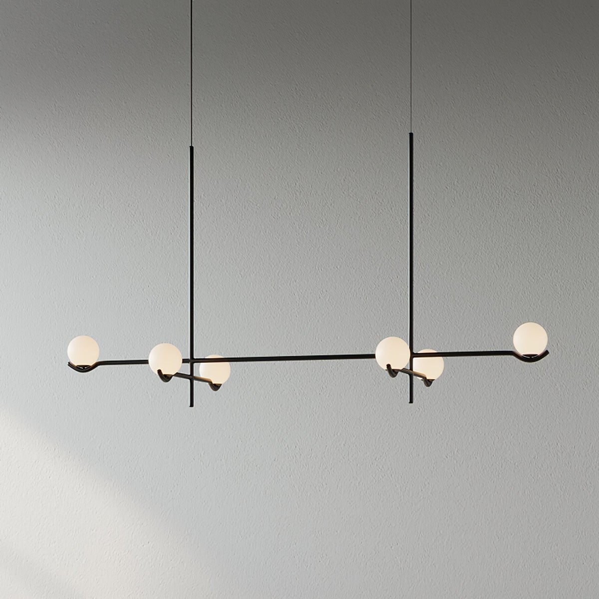 Lampa Wisząca Asymetryczna z Białymi Kulistymi Kloszami - Czarny/Biały