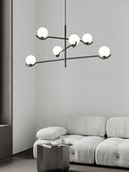 Lampa Wisząca Asymetryczna z Białymi Kulistymi Kloszami