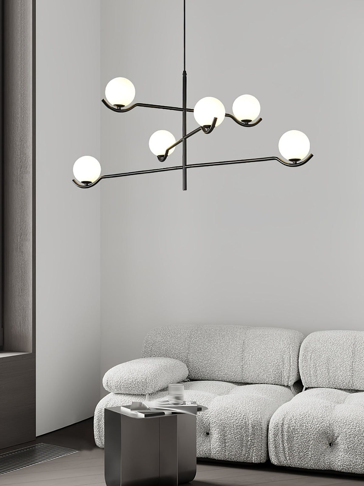 Lampa Wisząca Asymetryczna z Białymi Kulistymi Kloszami