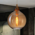 Lampa Wisząca Skandynawska ze Szklanym Kloszem i Drewnianym Detalem - Bursztynowy