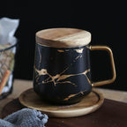 Kubek Ceramiczny z Marmurowym Wzorem i Drewnianą Pokrywką