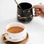 Kubek Ceramiczny z Marmurowym Wzorem i Drewnianą Pokrywką - 6