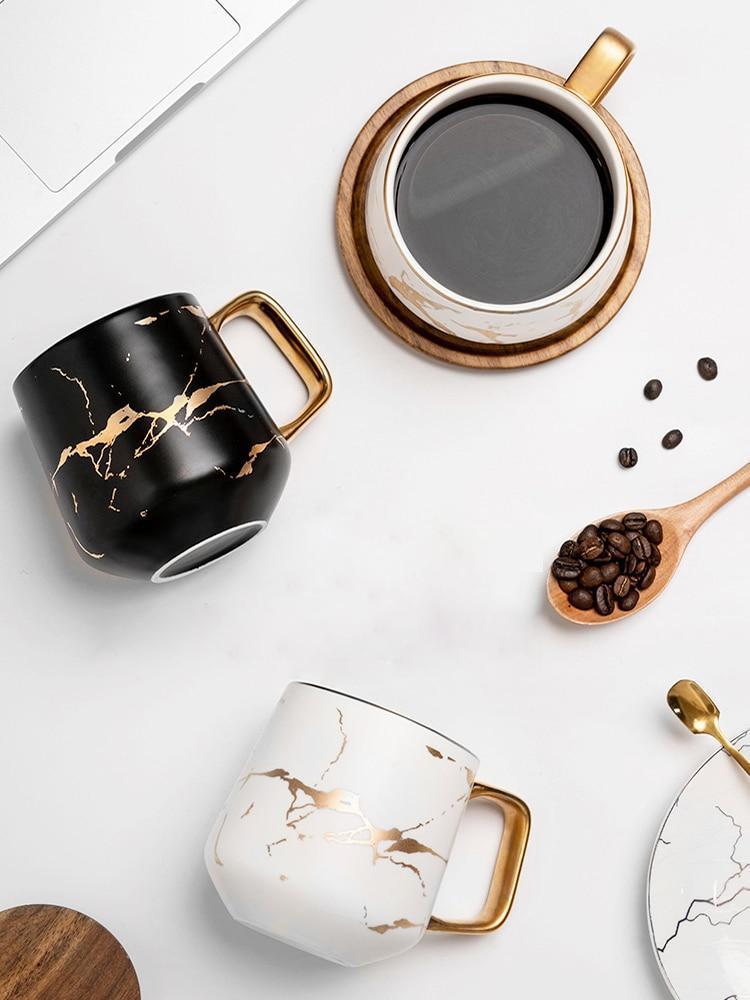 Kubek Ceramiczny z Marmurowym Wzorem i Drewnianą Pokrywką - 9