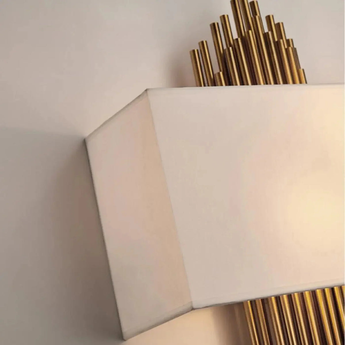 Kinkiet Art Deco z Abażurem i Złotymi Rurkami Dekoracyjnymi - 4