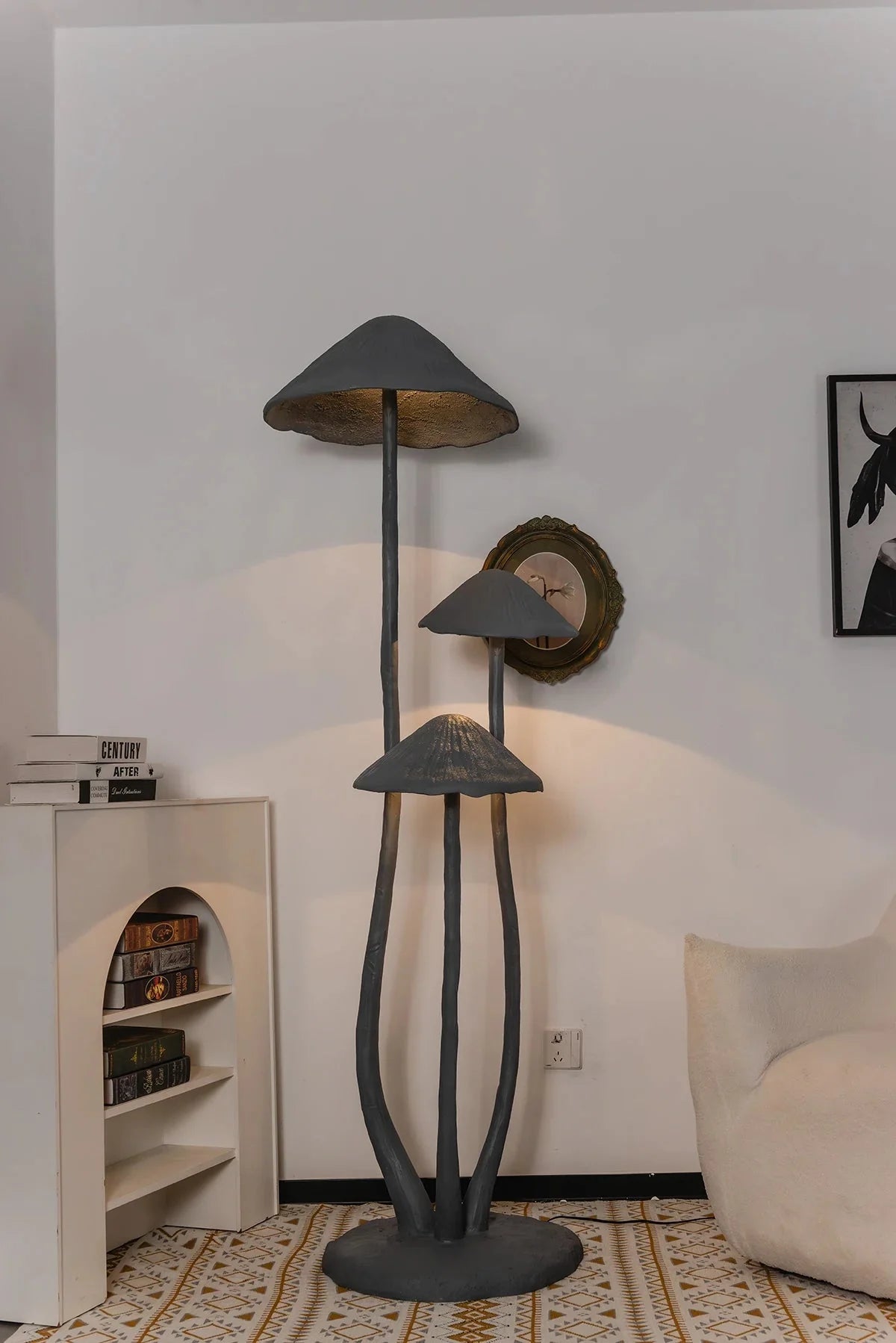 Lampa Podłogowa w Kształcie Grzybów z Trzema Kloszami i Zintegrowanym Oświetleniem - 9