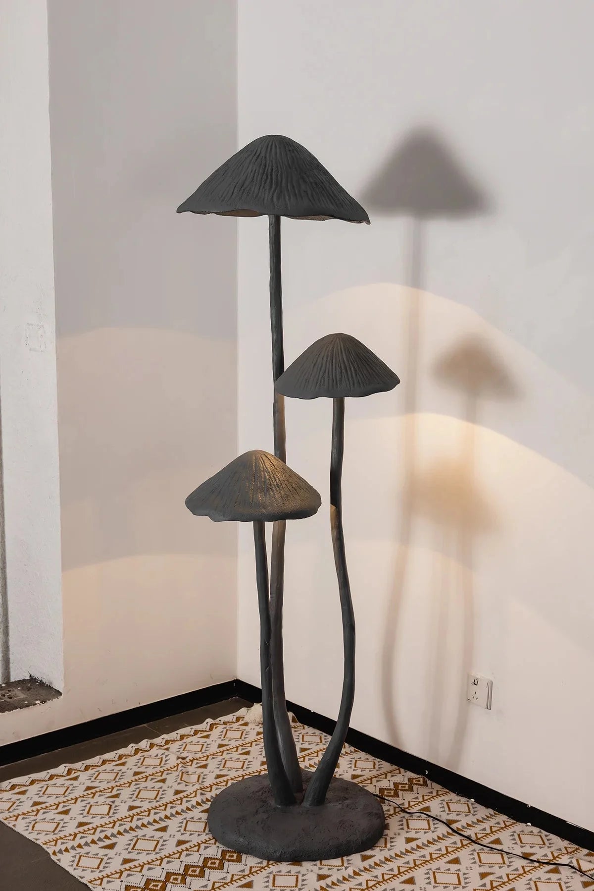 Lampa Podłogowa w Kształcie Grzybów z Trzema Kloszami i Zintegrowanym Oświetleniem - 16
