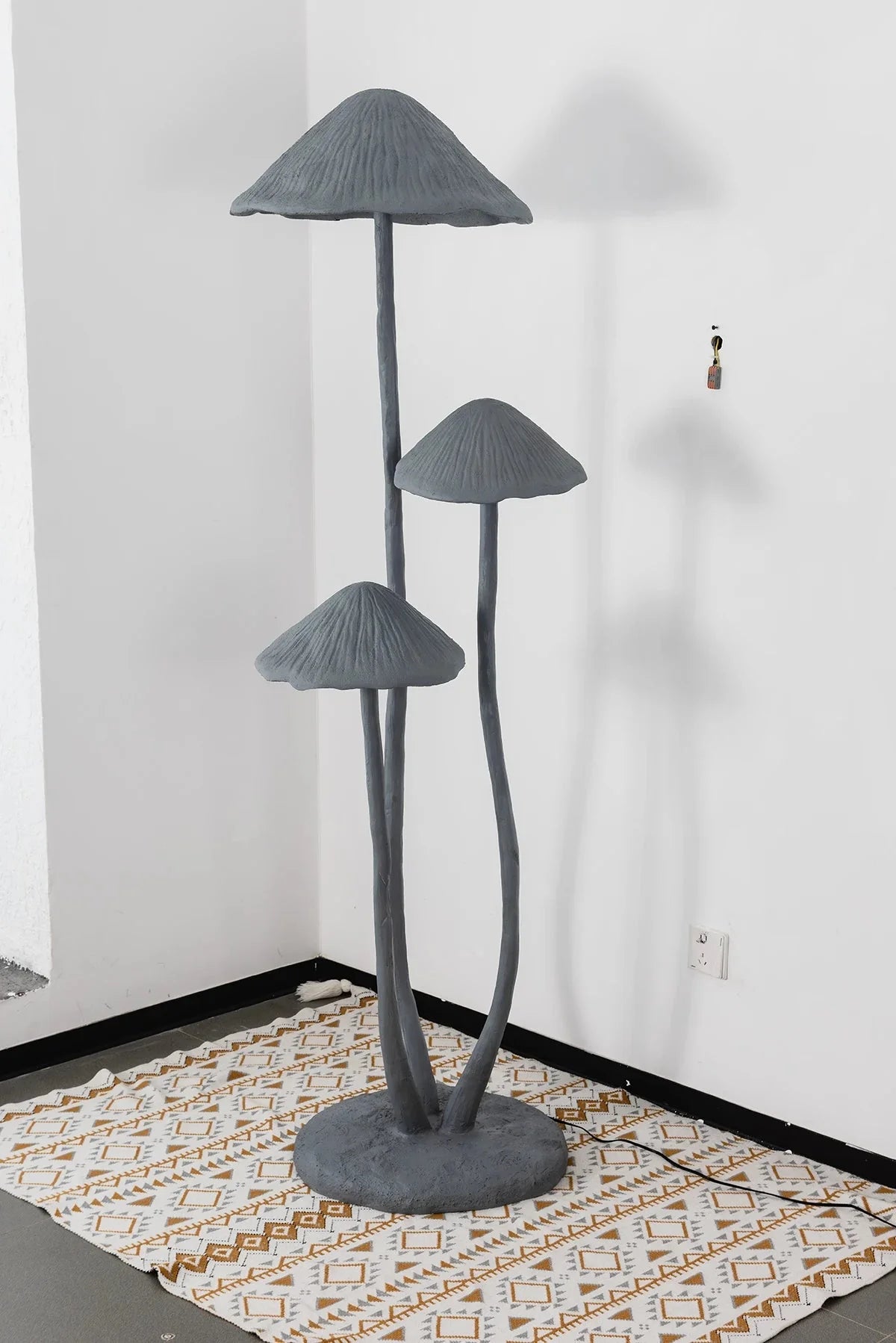 Lampa Podłogowa w Kształcie Grzybów z Trzema Kloszami i Zintegrowanym Oświetleniem - 19