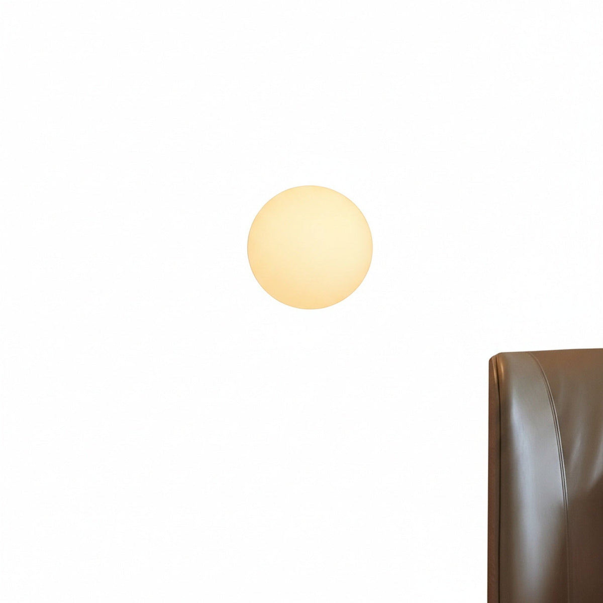 Lampa Ścienna Minimalistyczna z Okrągłym Kloszem i Rozproszonym Światłem
