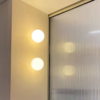 Lampa Ścienna Minimalistyczna z Okrągłym Kloszem i Rozproszonym Światłem - 6