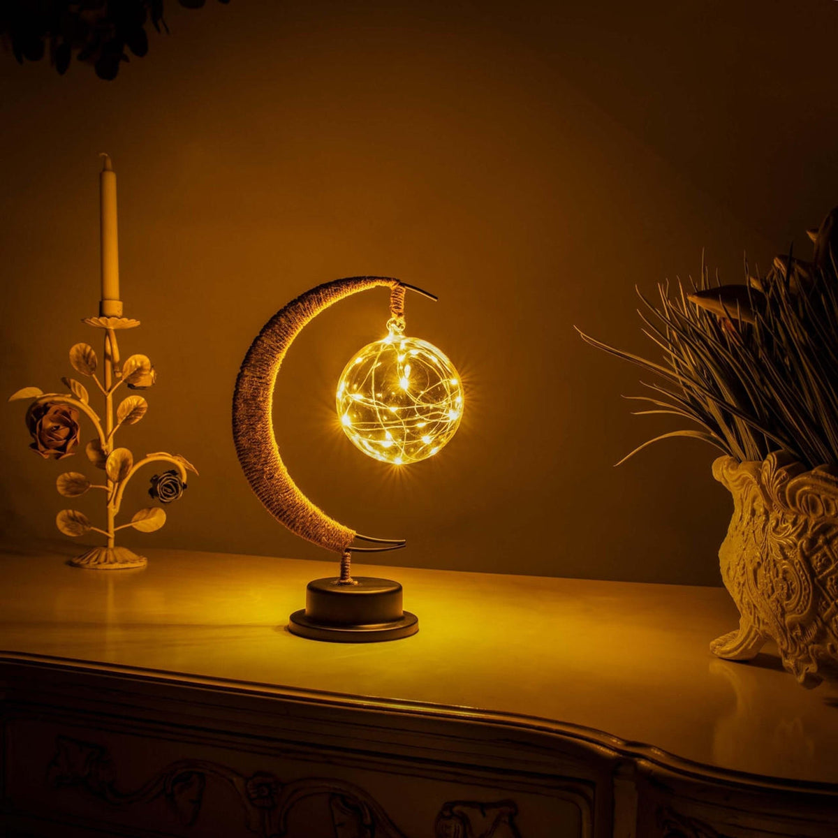 Lampa Stołowa Boho z Półksiężycem i Szklaną Kulą z Lampkami - Złoty połysk