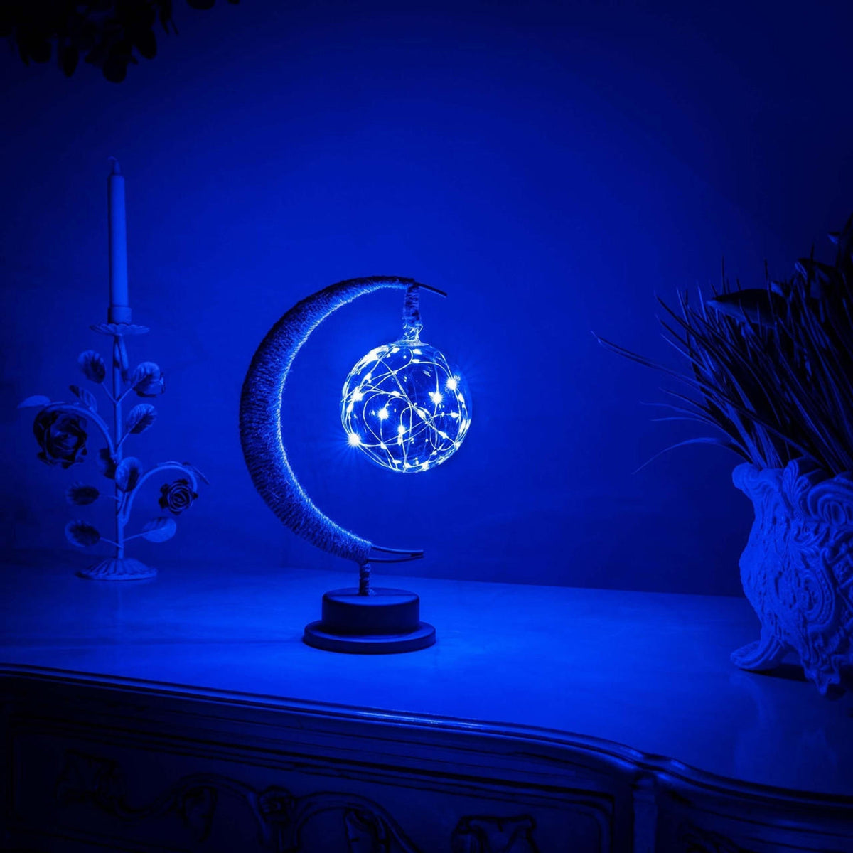 Lampa Stołowa Boho z Półksiężycem i Szklaną Kulą z Lampkami - Galaktyczny błękit