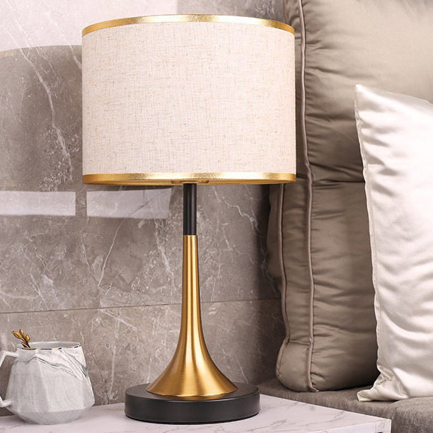 Lampa Stołowa Retro z Tkaną Abażurem i Złotym Wykończeniem - 14