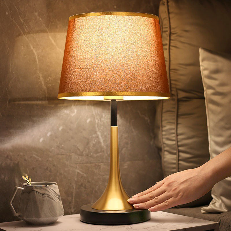 Lampa Stołowa Retro z Tkaną Abażurem i Złotym Wykończeniem - 16