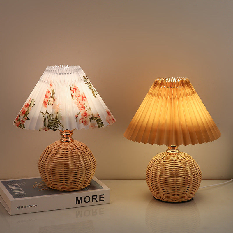 Lampa Stołowa Skandynawska z Rattanową Podstawą i Plisowanym Abażurem - 11