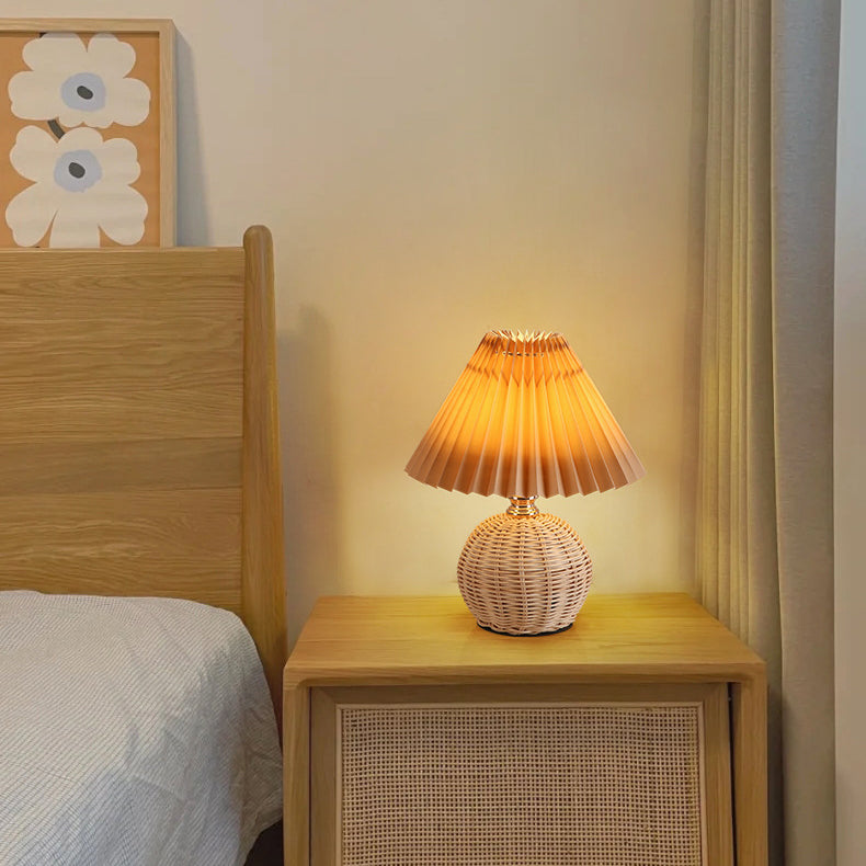 Lampa Stołowa Skandynawska z Rattanową Podstawą i Plisowanym Abażurem