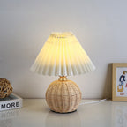 Lampa Stołowa Skandynawska z Rattanową Podstawą i Plisowanym Abażurem - Beżowy