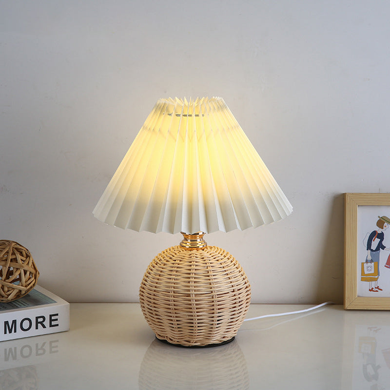 Lampa Stołowa Skandynawska z Rattanową Podstawą i Plisowanym Abażurem - Beżowy
