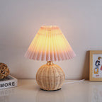 Lampa Stołowa Skandynawska z Rattanową Podstawą i Plisowanym Abażurem - Różowy