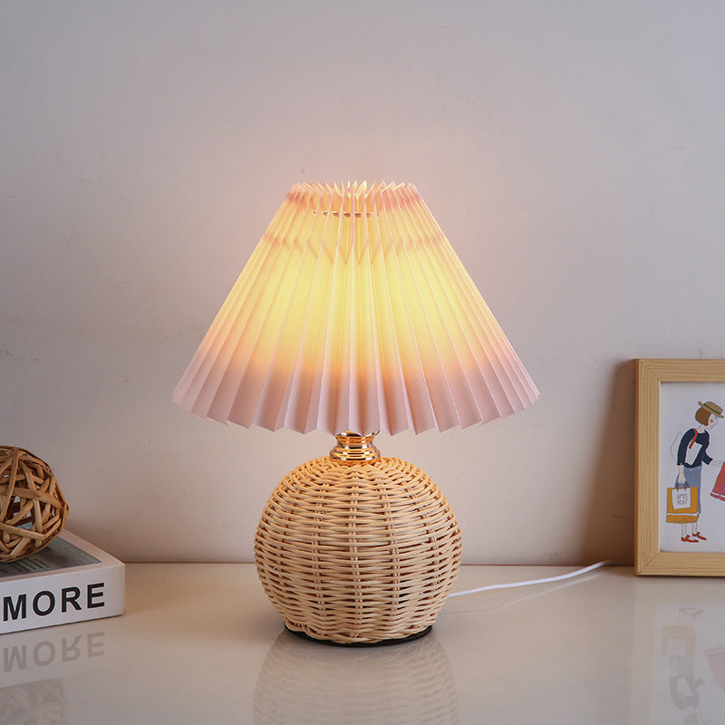Lampa Stołowa Skandynawska z Rattanową Podstawą i Plisowanym Abażurem - Różowy