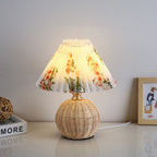 Lampa Stołowa Skandynawska z Rattanową Podstawą i Plisowanym Abażurem - Kwiatowy