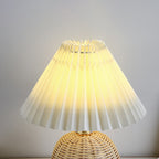 Lampa Stołowa Skandynawska z Rattanową Podstawą i Plisowanym Abażurem - 17