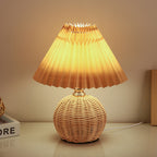 Lampa Stołowa Skandynawska z Rattanową Podstawą i Plisowanym Abażurem - 3
