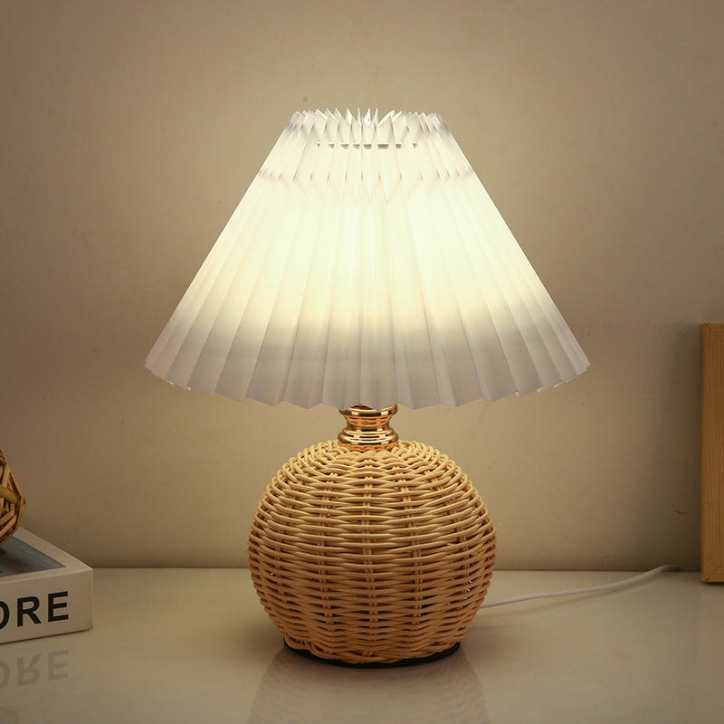 Lampa Stołowa Skandynawska z Rattanową Podstawą i Plisowanym Abażurem - Biały