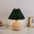 Lampa Stołowa Skandynawska z Rattanową Podstawą i Plisowanym Abażurem - Zielony