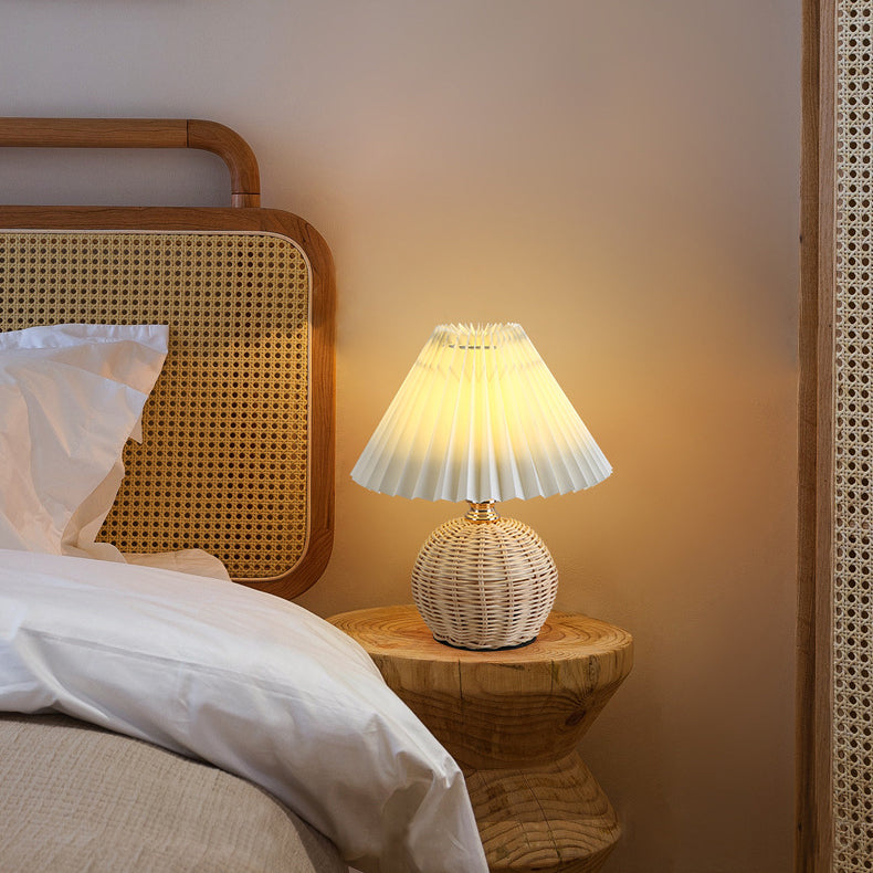 Lampa Stołowa Skandynawska z Rattanową Podstawą i Plisowanym Abażurem - 10